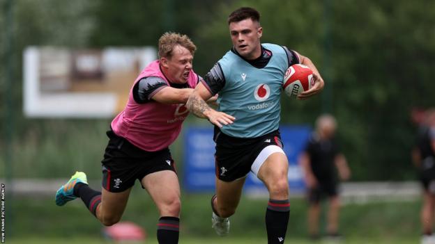 Joe Roberts chased by Sam Costelow