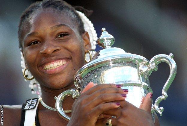 Serena Williams pose avec le trophée de l'US Open