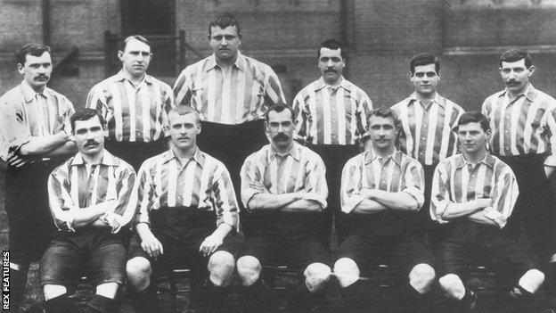 Foulke with his Sheffield United team-mates in 1902