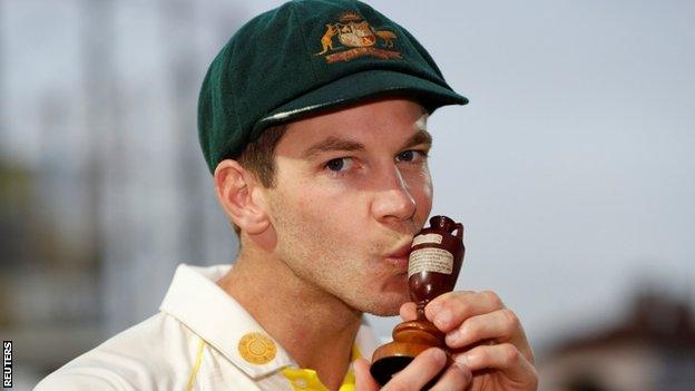 Tim Paine kisses the Ashes urn