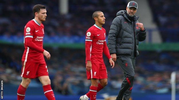 Liverpool's Andrew Robertson (left), Thiago Alcantara and manager Jurgen Klopp react at the final whistle after the team was held to a 2-2 draw by Everton