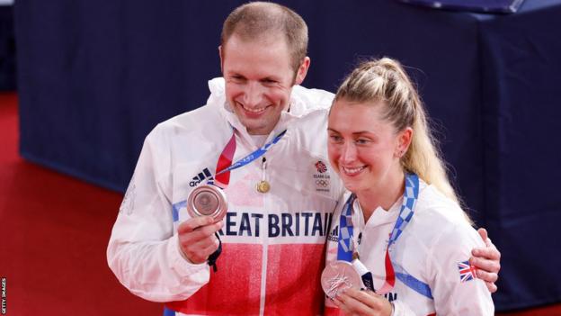 Silver medallist Great Britain's men's track cycling team sprint Jason Kenny (L) poses with his wife silver medallist Great Britain's women's track cycling team pursuit Laura Kenny during the medal ceremony at the Tokyo 2020 Olympic Games at Izu Velodrome in Izu, Japan