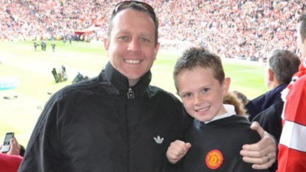 Max Bird avec son père Andrew à Old Trafford