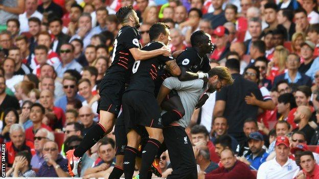 Liverpool manager Jurgen Klopp (right) celebrates with his players after Sadio Mane scores against Arsenal