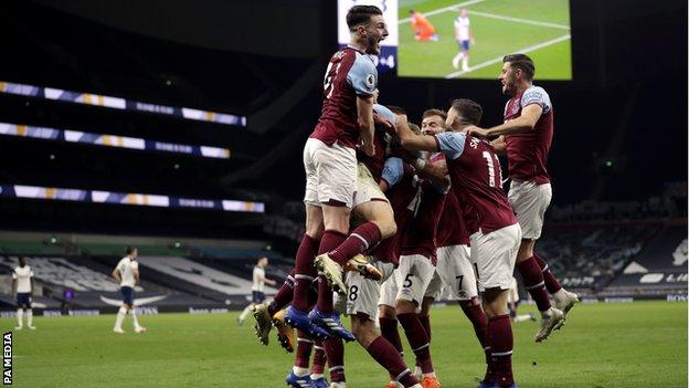 Tottenham 3 3 West Ham Manuel Lanzini Stunner Seals Dramatic Draw Bbc Sport