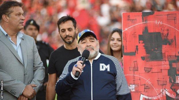 Image of DIEGO MARADONA WATCHES LAZIO VERSUS ROME SOCCER, 1998-11-29 (photo)