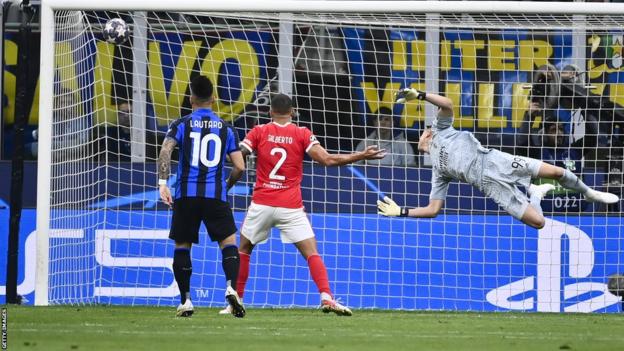 Nicolò Barella scoort van Inter Milan tegen Benfica in de kwartfinale van de Champions League