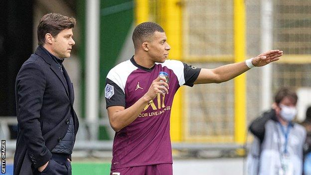 El técnico del PSG, Mauricio Pochettino, habla con Kylian Mbabane