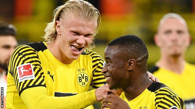 Erling Braut Haaland et Youssoufa Moukoko après un match contre le Borussia Dortmund