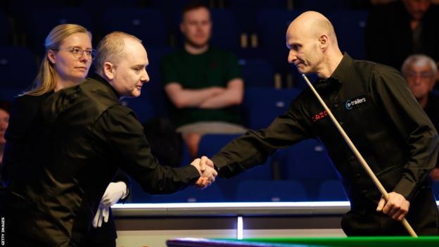 Graeme Dott shakes hands with Andy Hicks