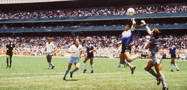 Diego Maradona'nın 1986'da Meksika'daki Azteca Stadyumu'nda İngiltere'ye karşı 'Hand of God' golü