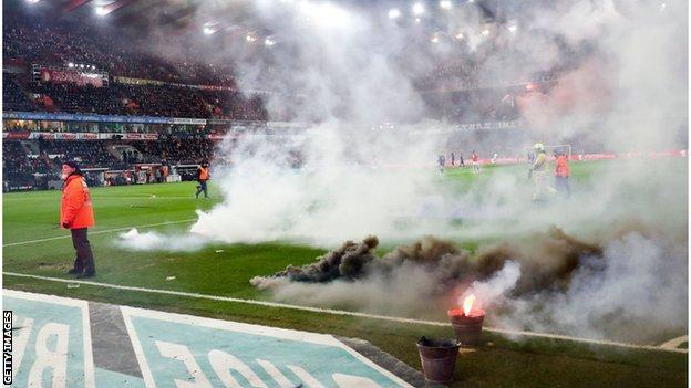 Standard Liege v Anderlecht abandoned because of flares & smoke - BBC Sport