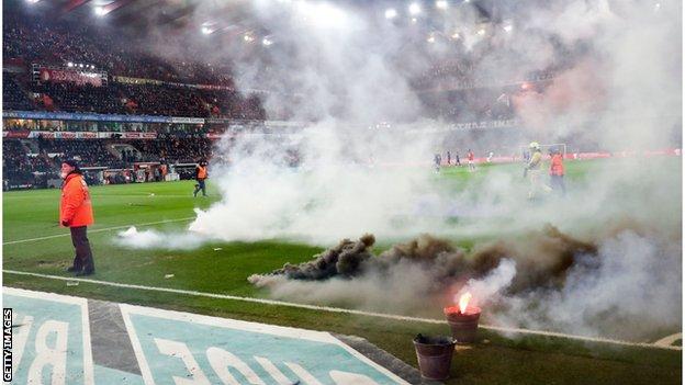 Standard Liege v Anderlecht abandoned because of flares & smoke