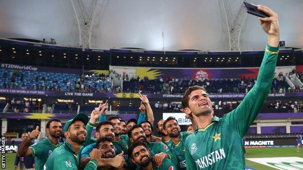 Shaheen Shah Afridi 在 2021 年 T20 世界杯上巴基斯坦击败印度后拍摄团队自拍