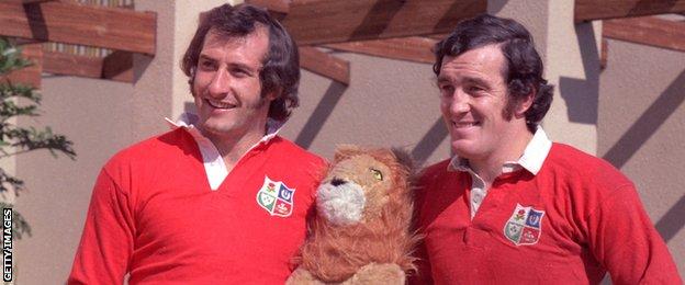 Gareth Edwards and Phil Bennett