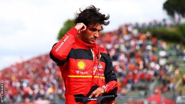 Carlos Sainz bereidt zich voor op de sprintrace in Imola