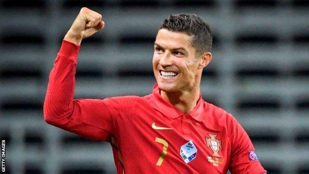 World Cup 2022:'He plays however he wants' - is Cristiano Ronaldo undroppable for Portugal? - BBC Sport