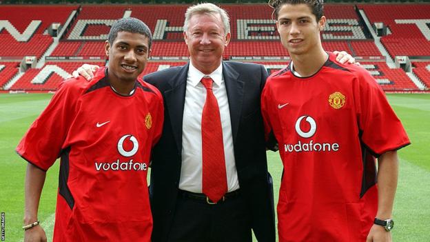 Sir Alex Ferguson alongside new Manchester United players Kleberson and Cristiano Ronaldo in 2003