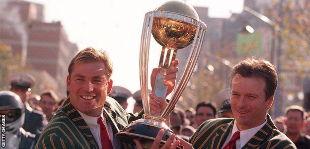 Steve Waugh and Shane Warne parade the World Cup in 1999