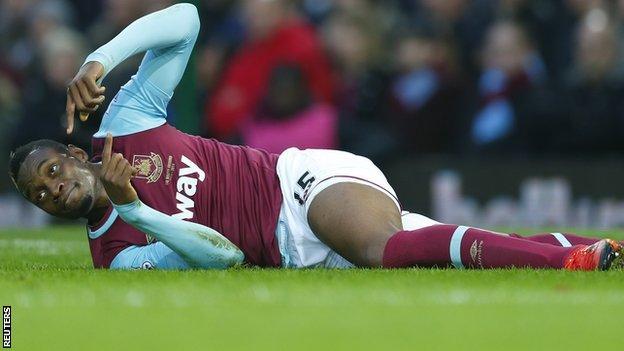 West Ham striker Diafra Sakho signals he needs to go off injured against West Brom