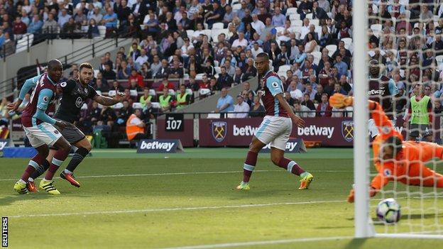 Charlie Austin scores for Southampton