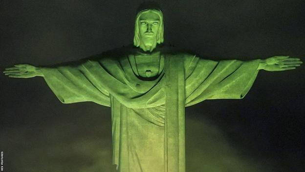 รูปปั้น Christ the Redeemer อันโด่งดังของริโอสว่างไสวด้วยสีของธงชาติบราซิลเพื่อรำลึกถึงเปเล่