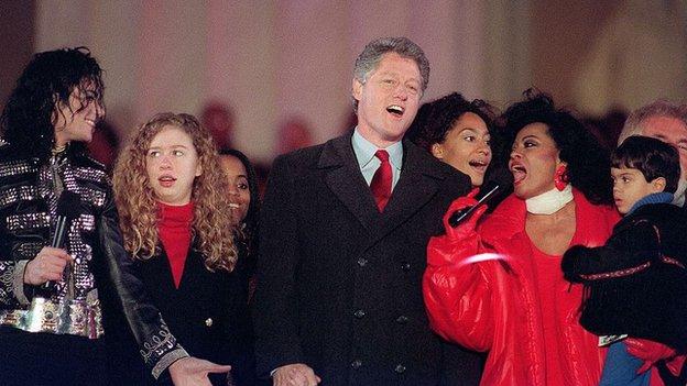 Bill Clinton (centre)