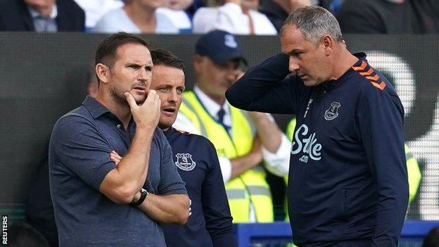 Everton boss Frank Lampard speaks to his coaching staff
