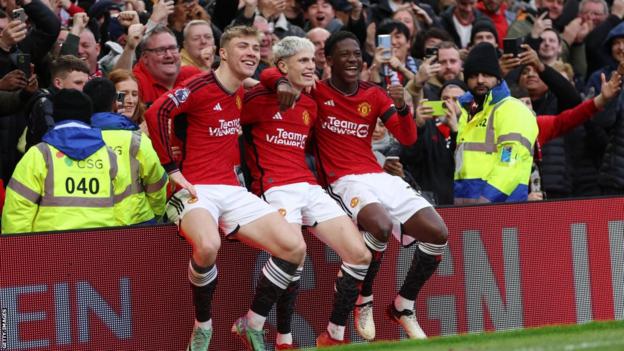 Alejandro Garnacho (centre) of Manchester United celebrates with Rasmus Hojlund (left) and Kobbie Mainoo (right)