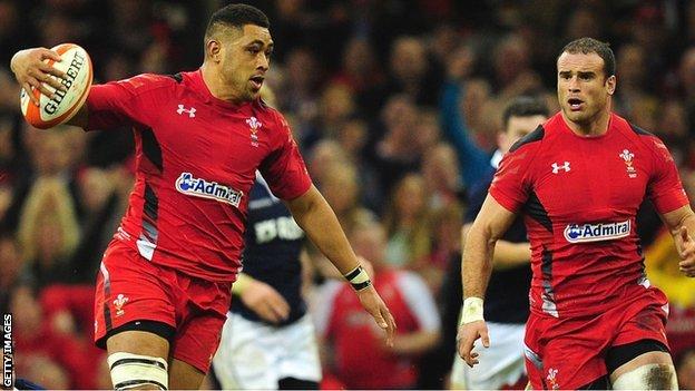 Taulupe Faletau and Jamie Roberts in action for Wales