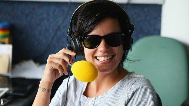 Pop Star Lily Allen tries her hand at commentating