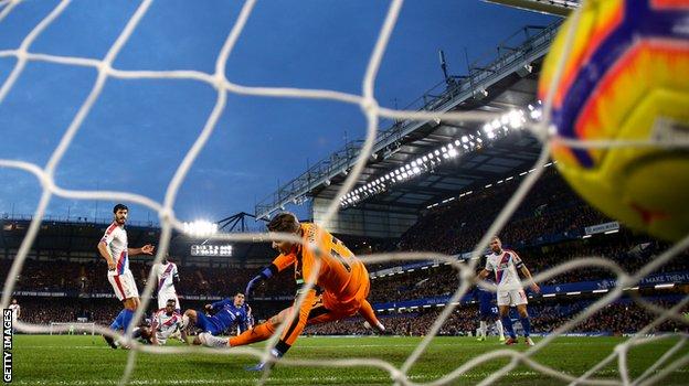 Alvaro Morata puts Chelsea ahead against Palace