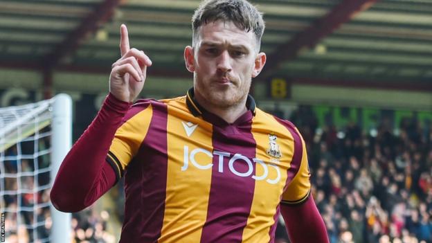 Andy Cook: Bradford City offer new deal to League Two top scorer - BBC Sport