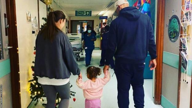 Tymal Mills walks out of hospital with his daughter Delphi, two