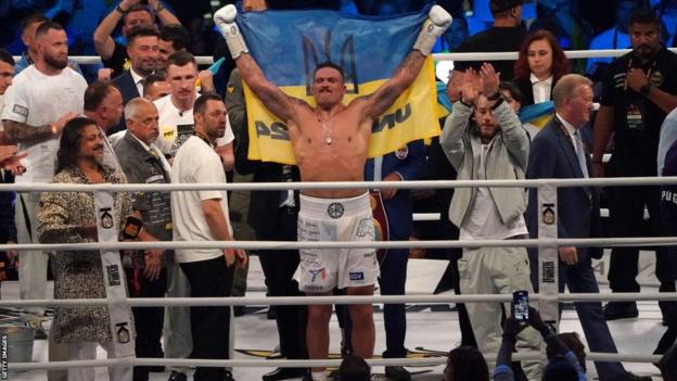 Oleksandr Usyk celebrates with Ukrainian emblem  aft  beating Daniel Dubois