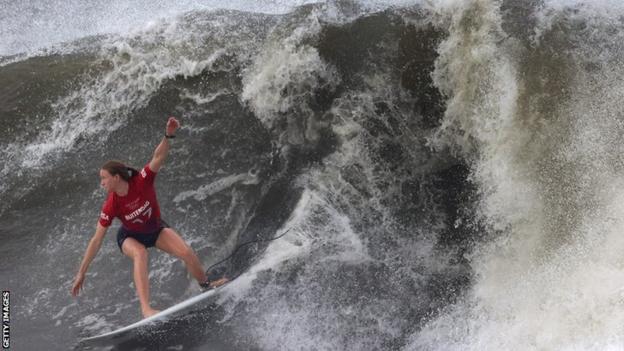 La surfeuse sud-africaine Bianca Buitendag en action lors du match pour la médaille d'or à Tokyo 2020