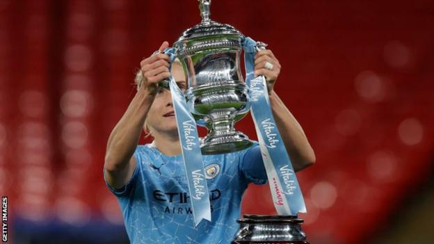 Steph Houghton lifting the FA Cup trophy