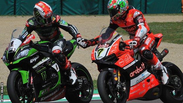 Jonathan Rea lost out to Chaz Davies in a close race two at Aragon on Sunday