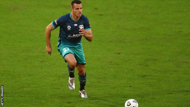 Steven Taylor runs with the ball