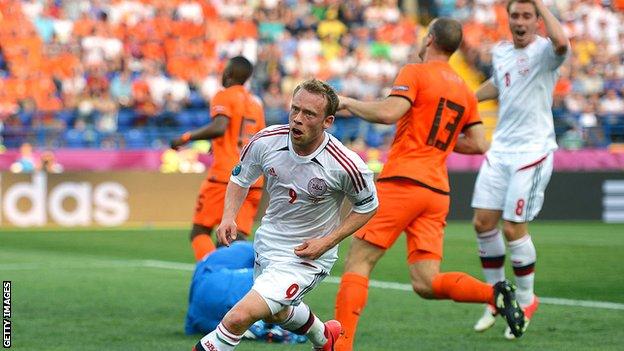 Ο Michael Kron Dehli γιορτάζει το γκολ του εναντίον της Ολλανδίας