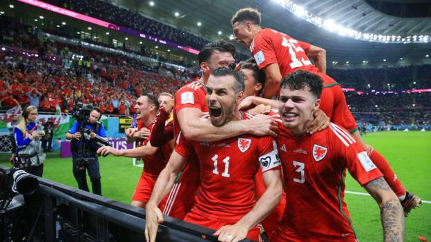Gareth Bale celebrates the equalizer against the USA with his Wales teammates