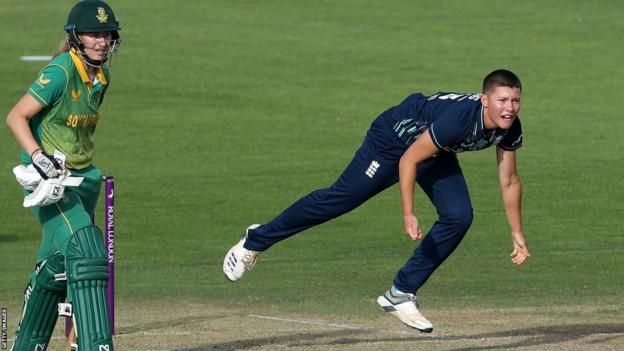 Issy Wong bowling against South Africa