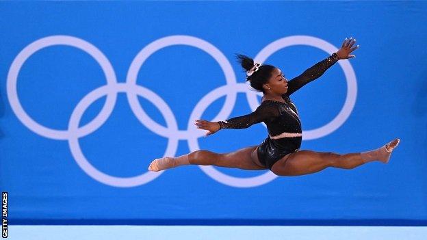 Simone Biles Olimpiyat halkaları önünde antrenman yapıyor