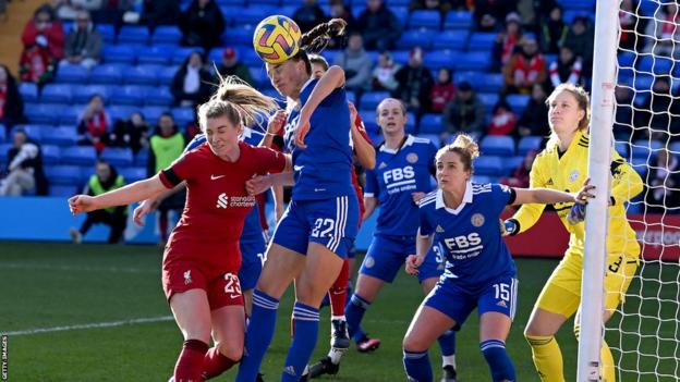 Gemma Bonner de Liverpool Mujeres compitiendo con Ashleigh Plumptre de Leicester City