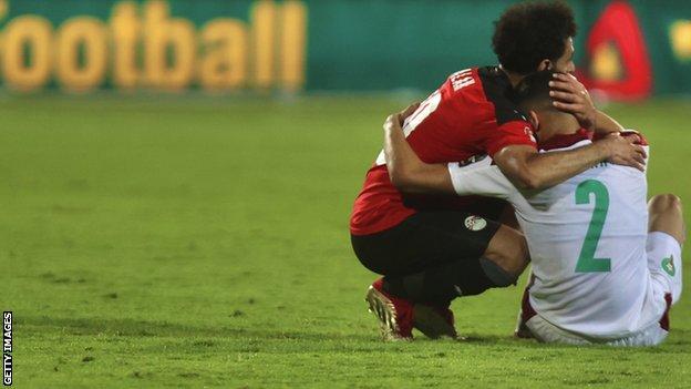 Mohamed Salah consoles Achraf Hakimi