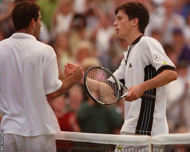 Tim Henman berjabat tangan dengan Pete Sampras di akhir semifinal Wimbledon 1998
