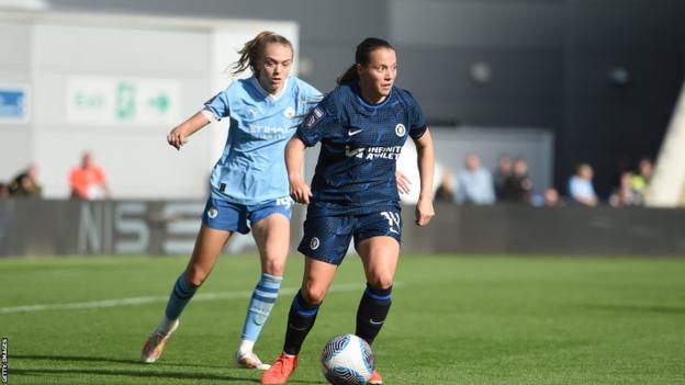 Fran Kirby y Esme Morgan