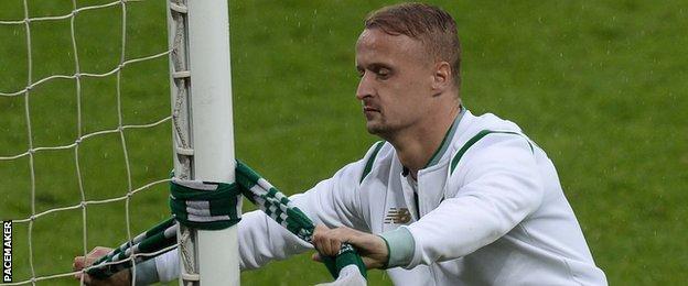 After the match, Griffiths tied a Celtic scarf to a goalpost at Windsor Park
