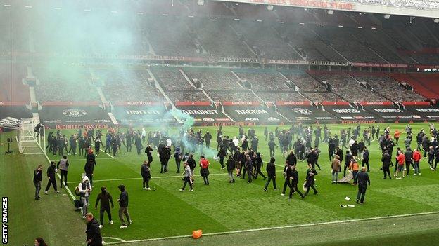 Les fans de Manchester United sont montés sur le terrain d'Old Trafford pour protester contre les propriétaires du club