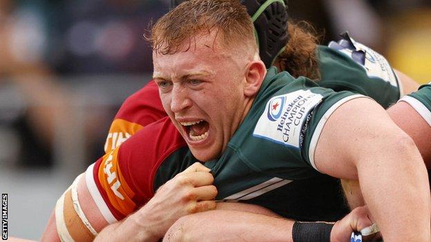 Tommy Reffell urges on Leicester's forwards